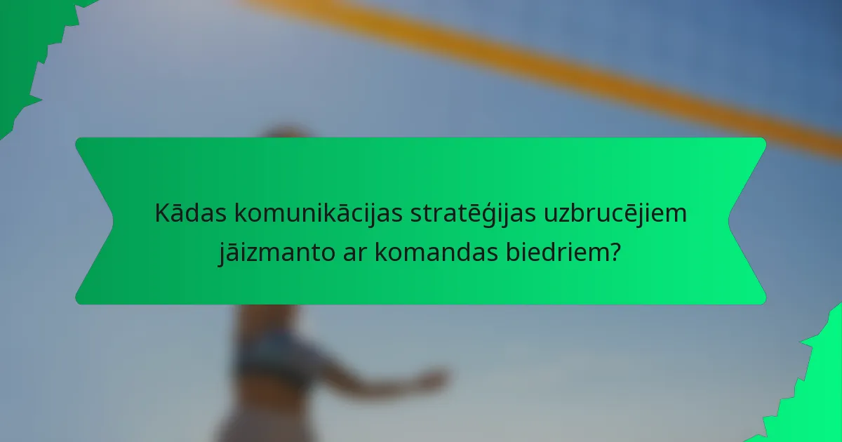 Kādas komunikācijas stratēģijas uzbrucējiem jāizmanto ar komandas biedriem?